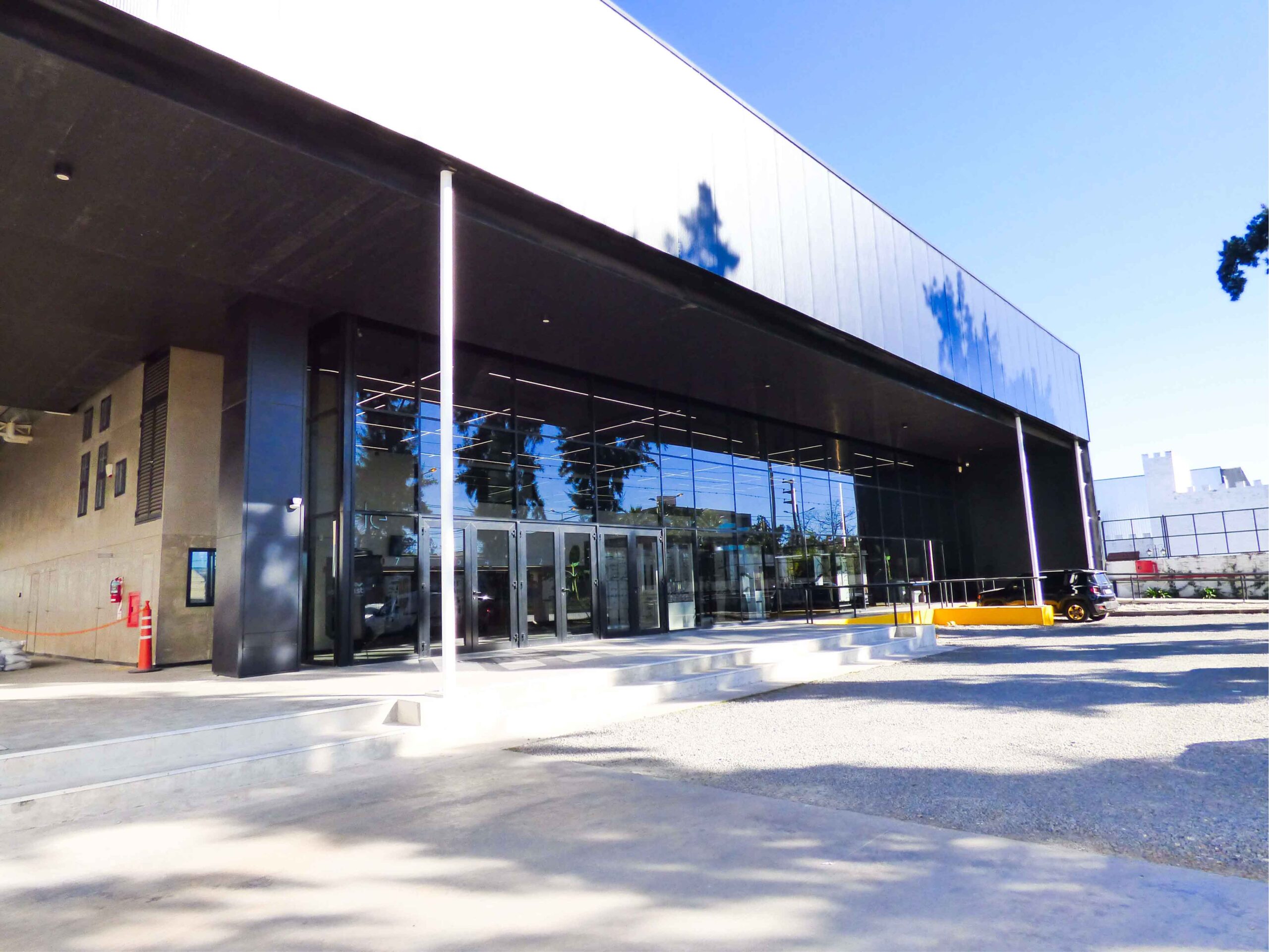 Entrada al showroom de nuestra empresa en Buenos Aires, exhibiendo productos de sanitarios, griferías y calefacción.